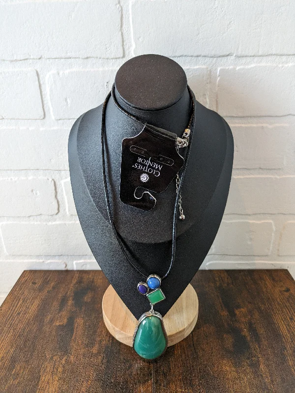 Elegant necklaces and pendants with onyx stones for a sleek, polished look-Necklace Pendant By Chicos