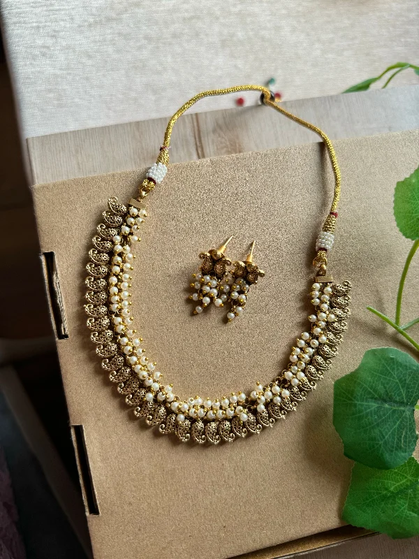 Unique necklaces and pendants with tree of life motifs for nature-inspired elegance-Clustered Pearl Antique Necklace